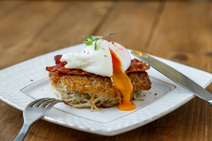 potato-rosti-poached-egg-with-runy-yolk-and-bacon-2021-08-26-22-38-01-utc.jpg