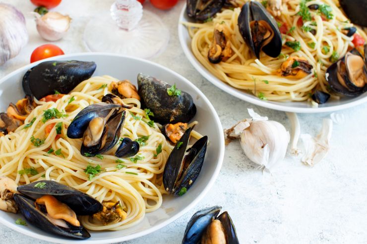 spaghetti-with-mussels-and-tomatoes-2021-08-26-15-47-09-utc.jpg