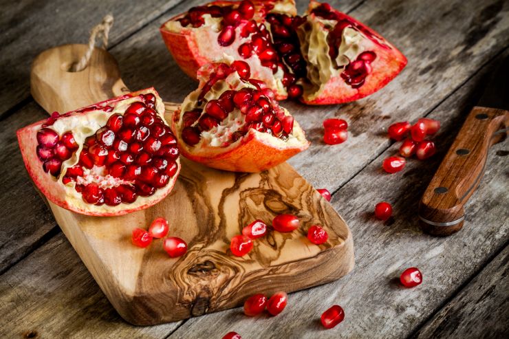 pomegranate-open-with-seeds-2021-08-26-16-01-00-utc.jpg