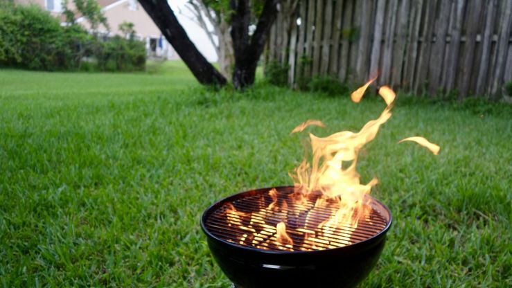 the-wind-blowing-a-bbq-s-fire-in-the-back-yard-o-2021-09-02-03-52-16-utc.jpg