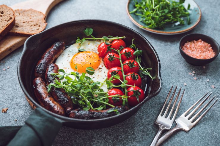 breakfast-time-fried-egg-with-sausages-and-cherry-2022-02-08-22-39-29-utc.jpg